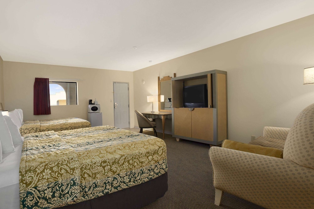 Room, 2 Queen Beds, Non Smoking - Photo 7