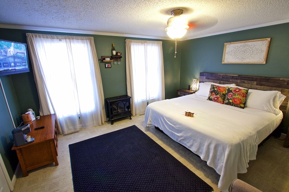 Cascade Full King Suite photo 1
