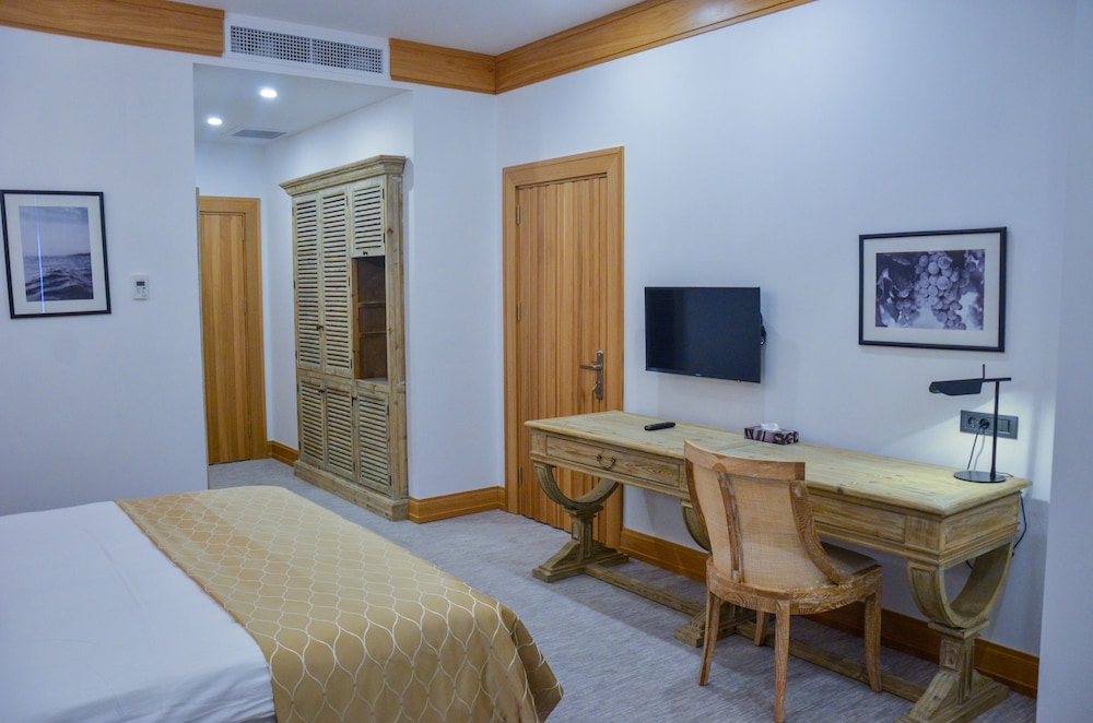 Standard Double Room, 1 King Bed - Photo 5