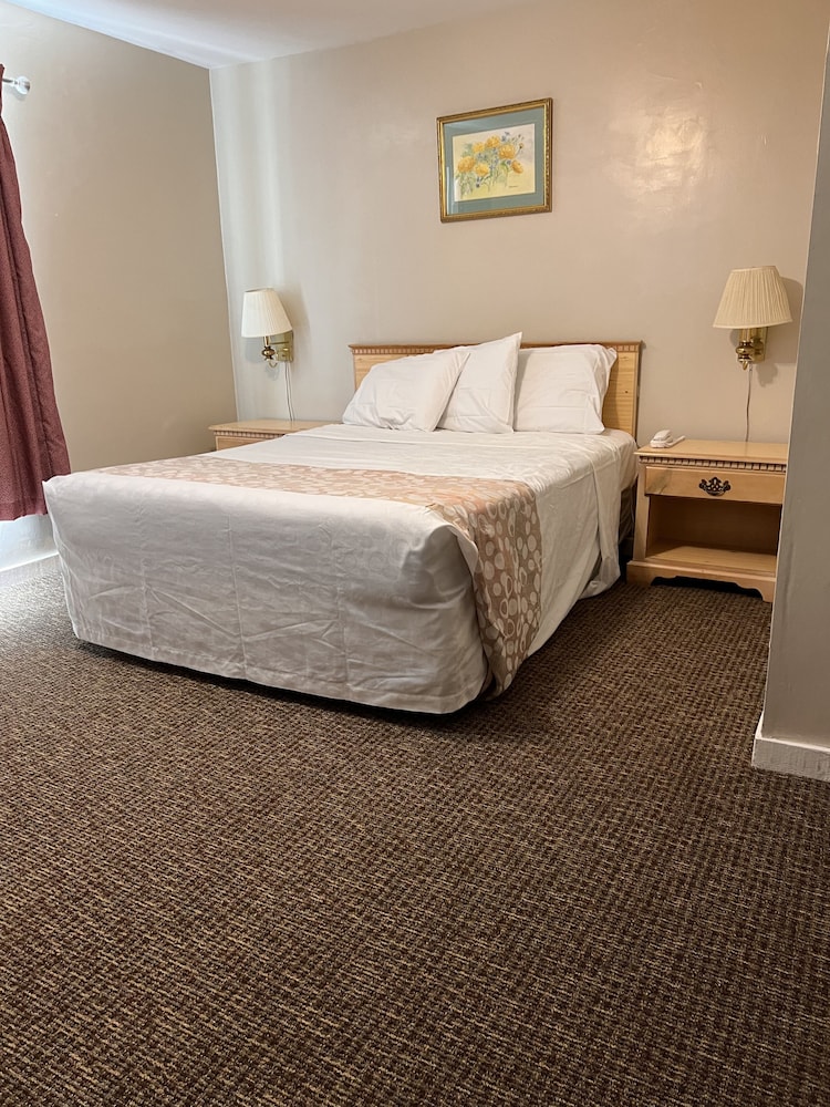 Basic Single Room, 1 Queen Bed photo 3