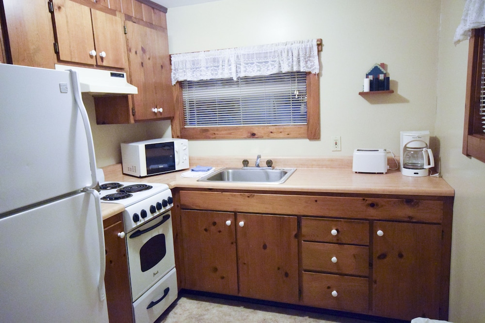 Small 2 Bedroom w/ 1 Full Bed, 2 Twin Beds & 1 Sleeper Sofa photo 2