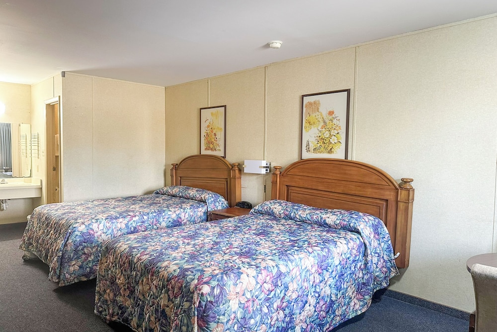 Room, 2 Queen Beds, Smoking