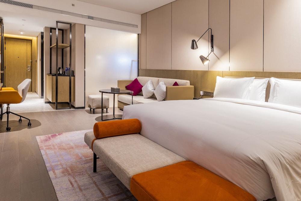 Standard Room, 1 King Bed, Accessible, Club Lounge Access photo 2