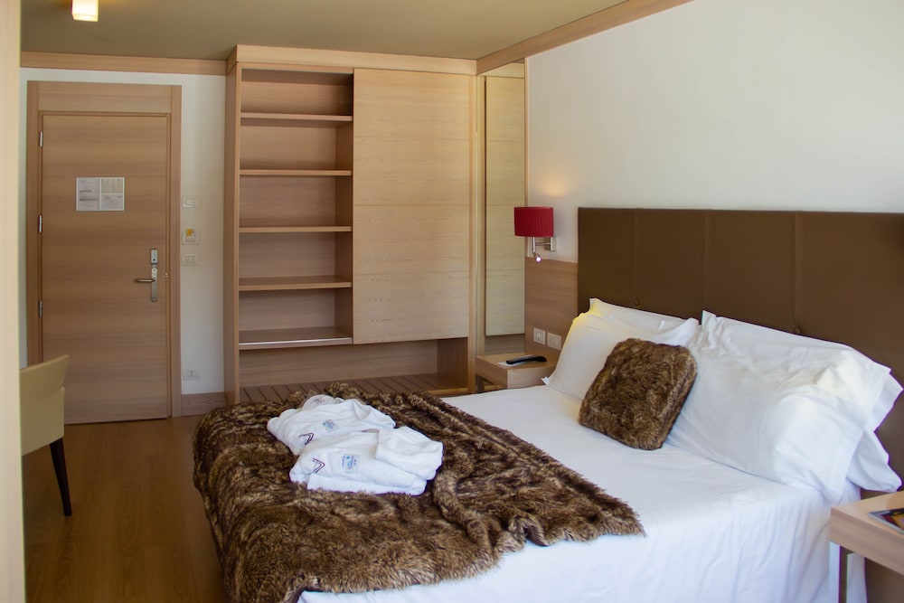 Junior Suite (with Spa Access) - Photo 4