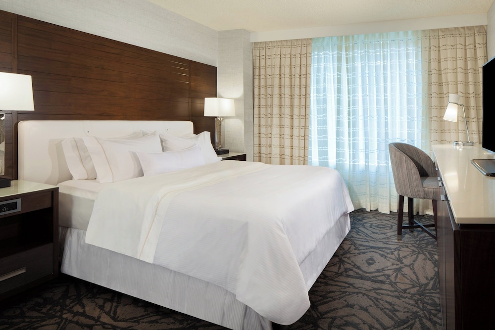 Room, 1 King Bed (Mobility/Hearing Access, Roll-In Shwr) - Photo 1