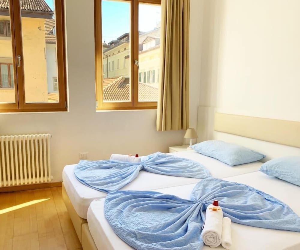 City Studio, 2 Twin Beds, Private Bathroom, City View
