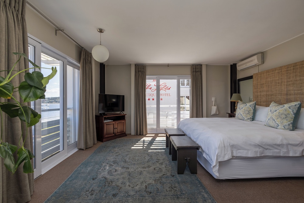 Luxury Room, 1 King Bed, Ocean View photo 3