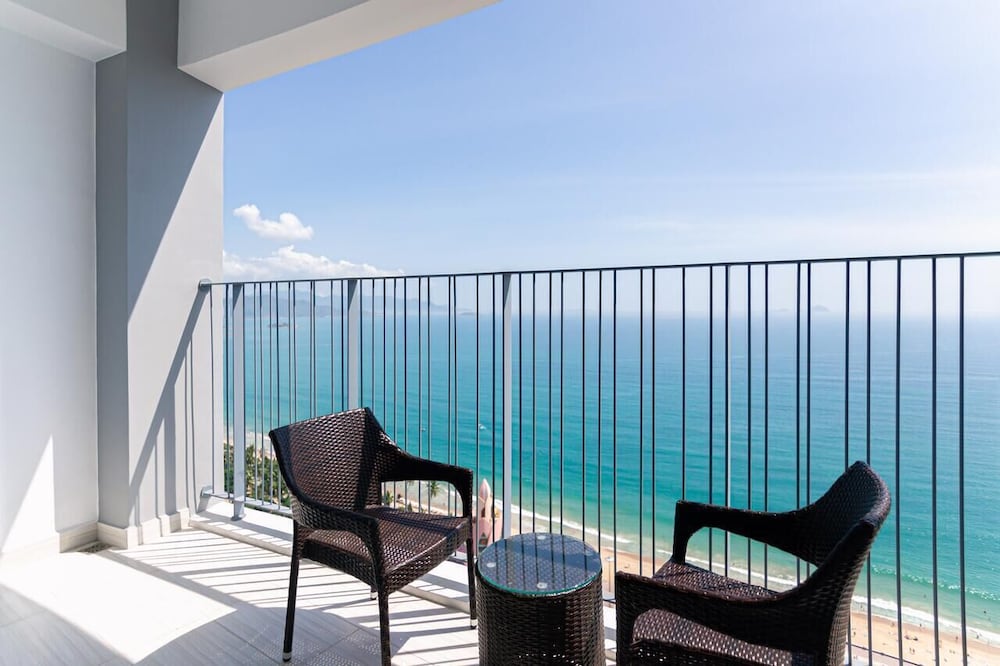 Premium Double Room, 1 King Bed, Sea View photo 2
