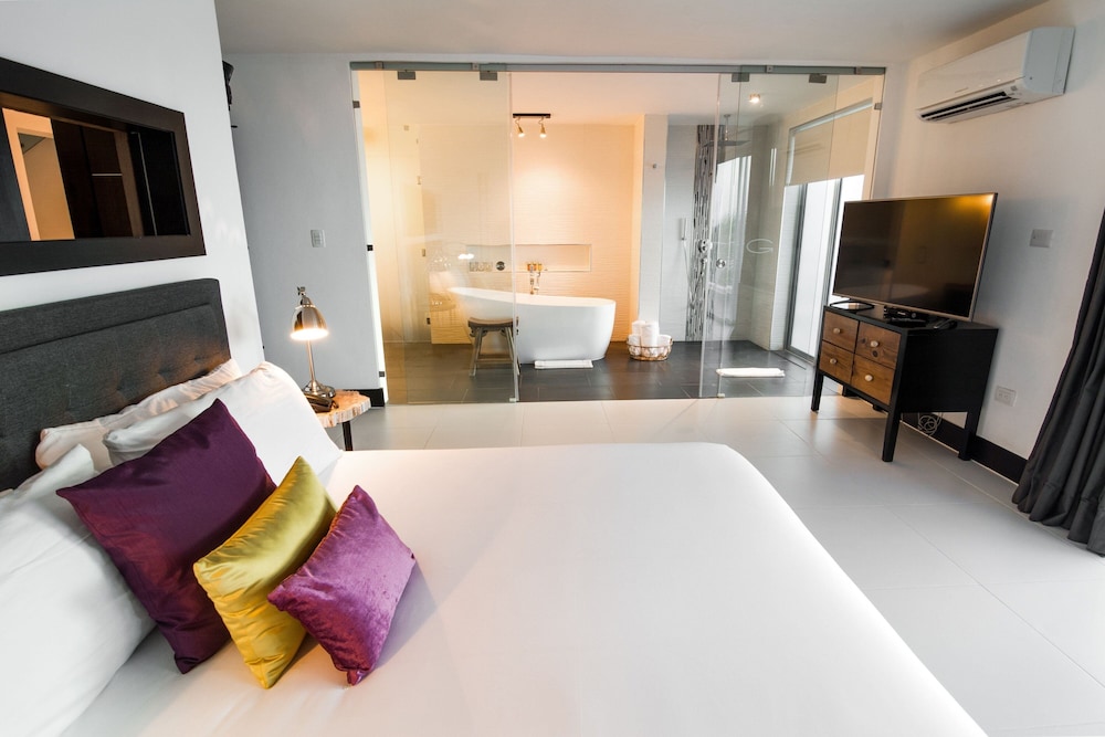 Suite, 4 Bedrooms, Oceanfront photo 3