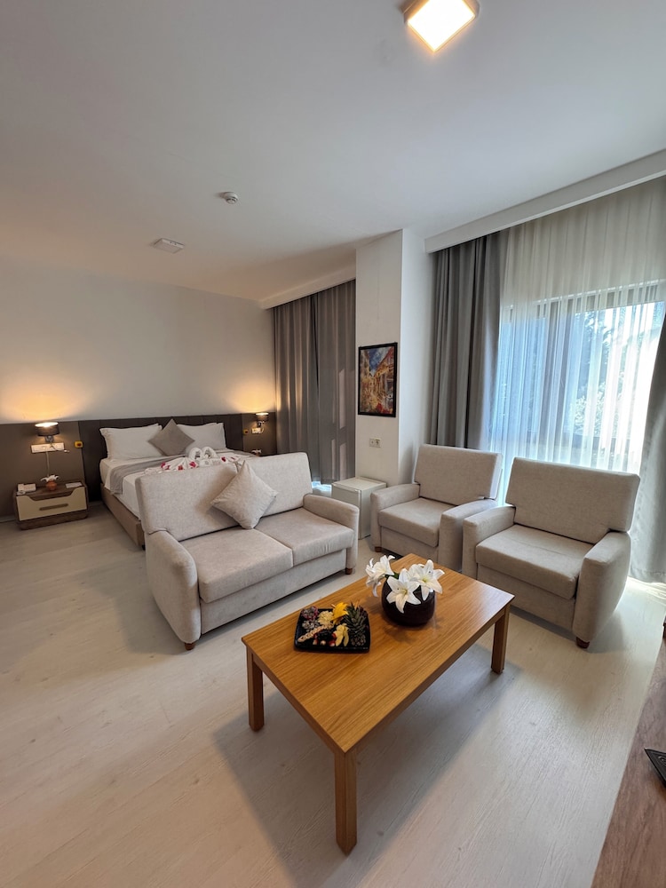 Deluxe Suite, Partial Sea View