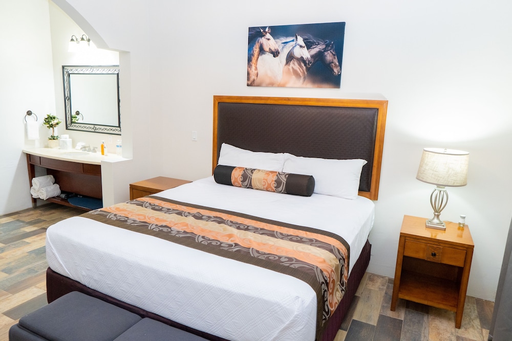 Room, 1 King Bed (1st floor) photo 1