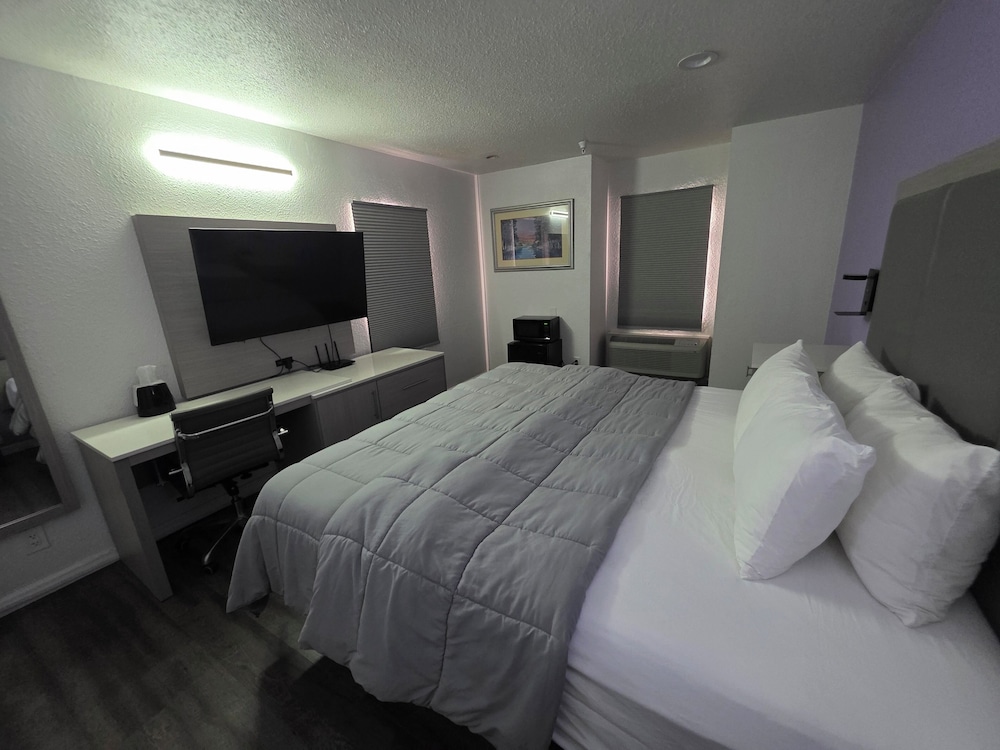Room 1 King Bed - ADA photo 2