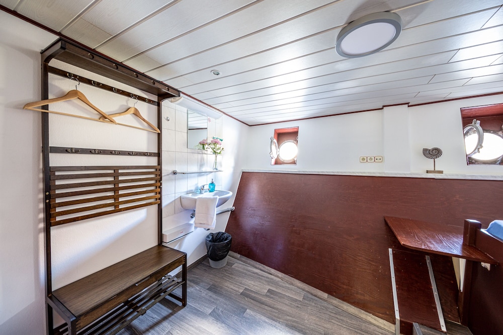 Double Cabin, Shared Bathroom photo 3