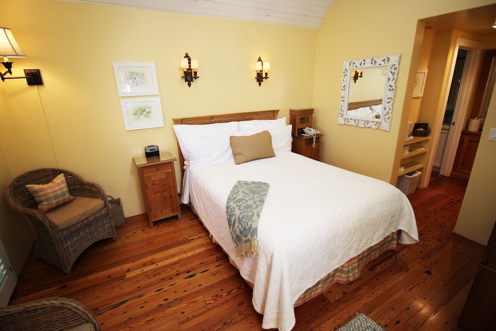 Luxury Bungalow, 1 Queen Bed, Patio, Garden Area (The Garden Room) - Photo 8