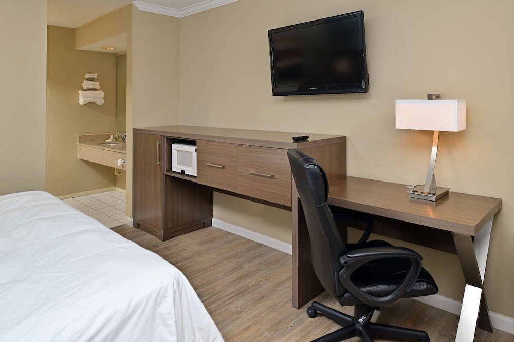 Room, 1 King Bed, Smoking (Upstairs)