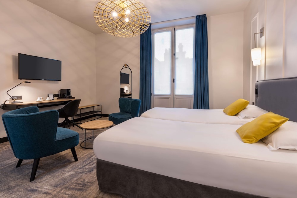 Deluxe Room, 1 King Bed, Non Smoking - Photo 11