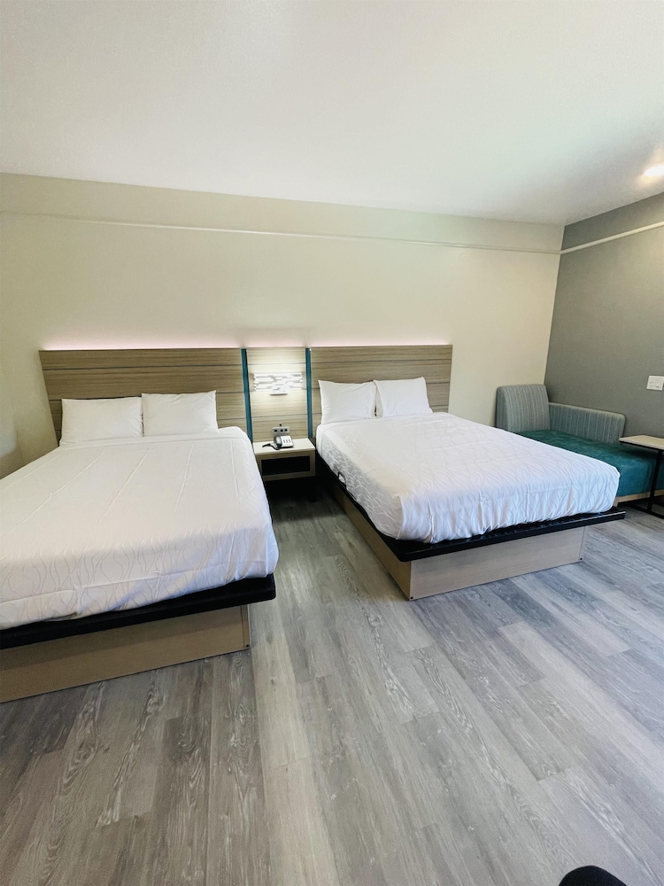 Room, 2 Queen Beds - Photo 3