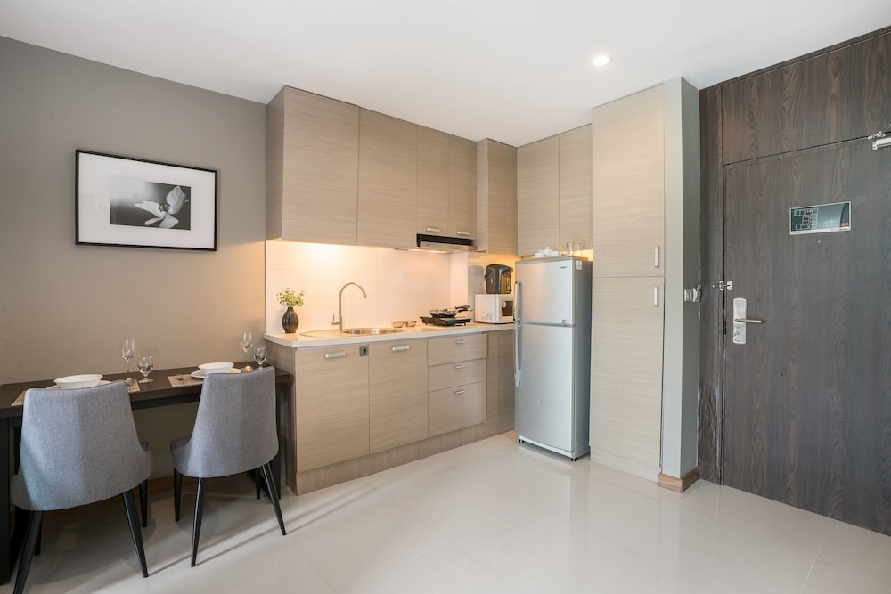 Deluxe Pool View Room with Kitchenette - Photo 11