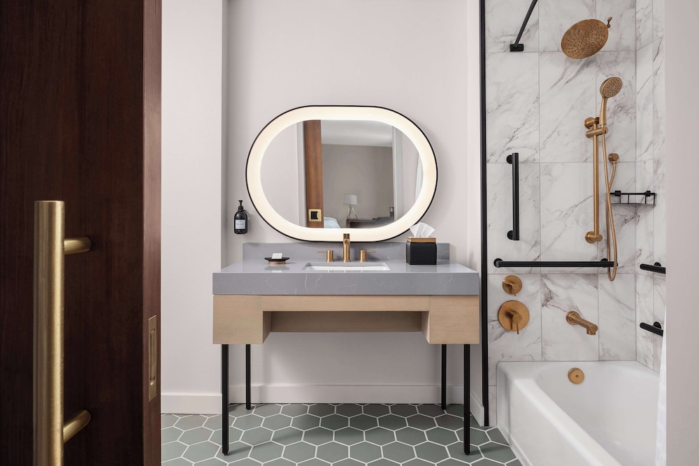 Single Room, 1 King Bed, Bathtub (Mobility) - Photo 6