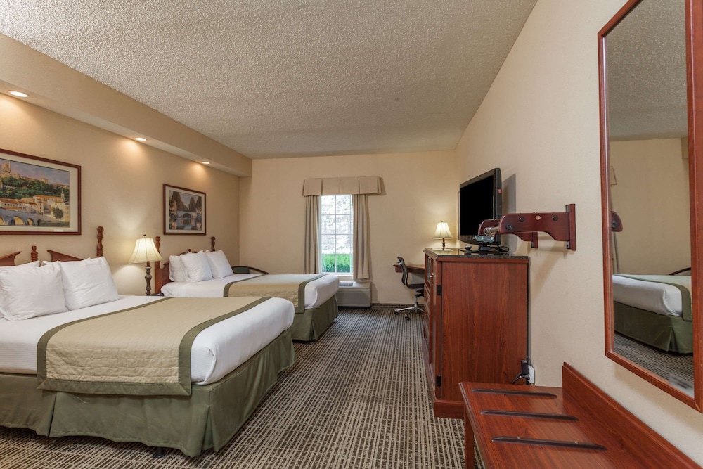 Room, 2 Double Beds, Non Smoking - Photo 1