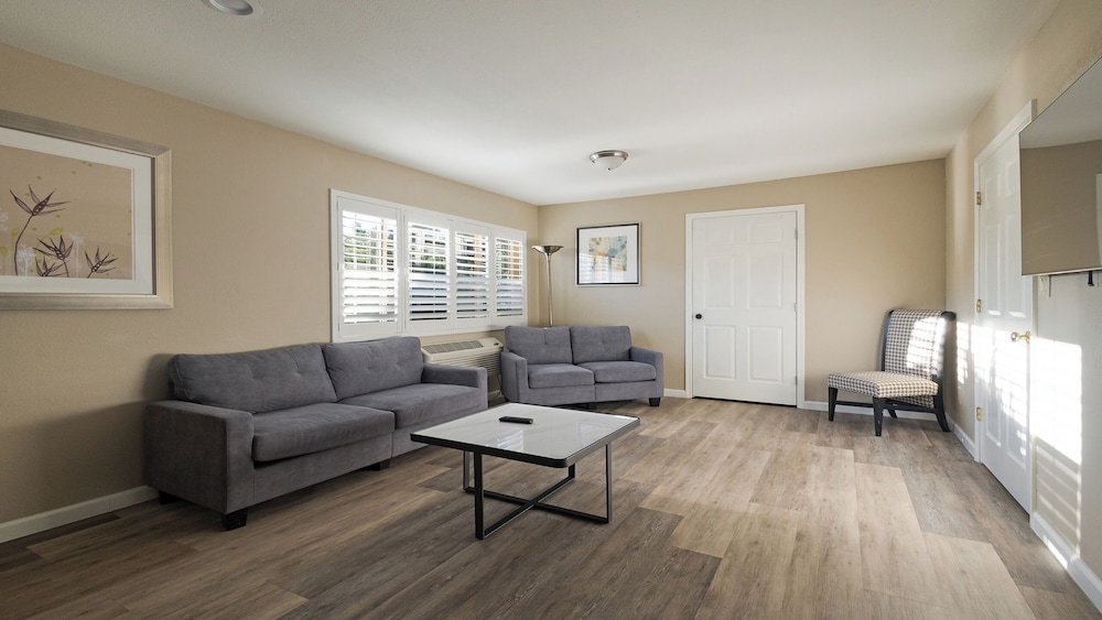 Executive Studio Suite, 1 King Bed, Non Smoking, Kitchen - Photo 10