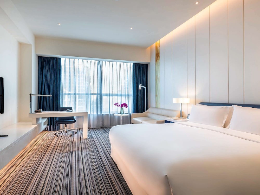 Deluxe Room, 1 King Bed (Premier) photo 1