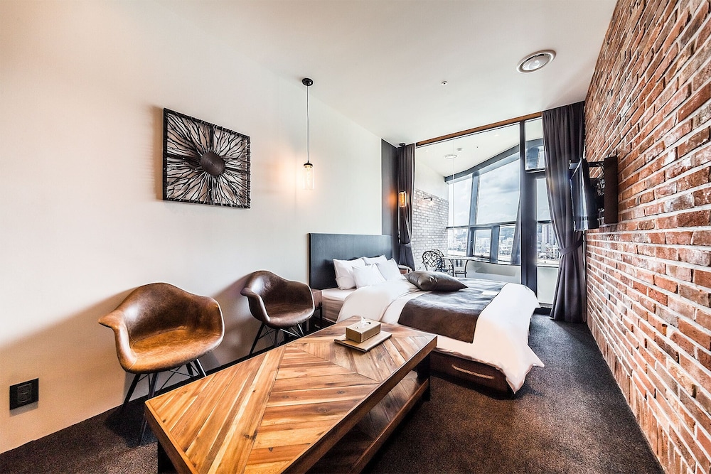 3rd Avenue - Ocean Balcony