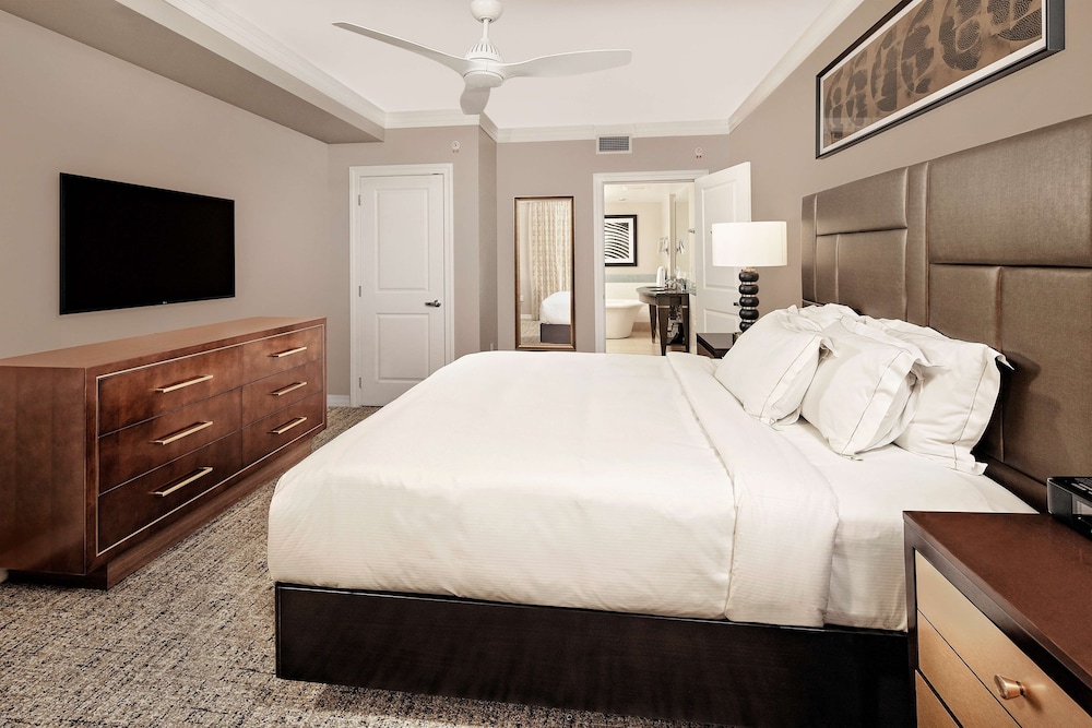 One-Bedroom King Suite with Sofa Bed - Hearing Access