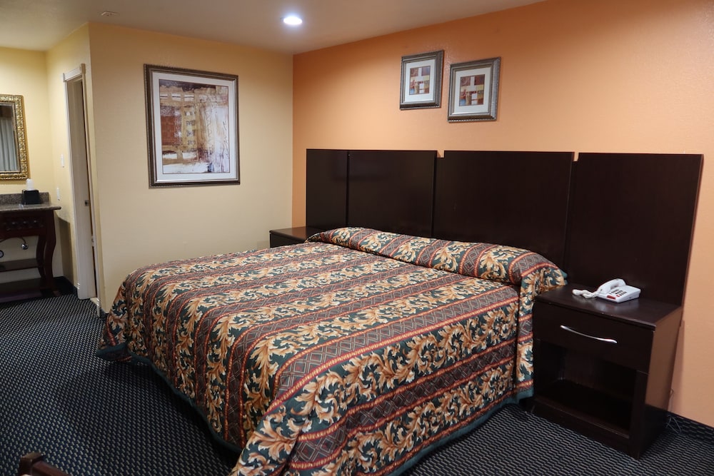 Classic Single Room, 1 King Bed, Smoking