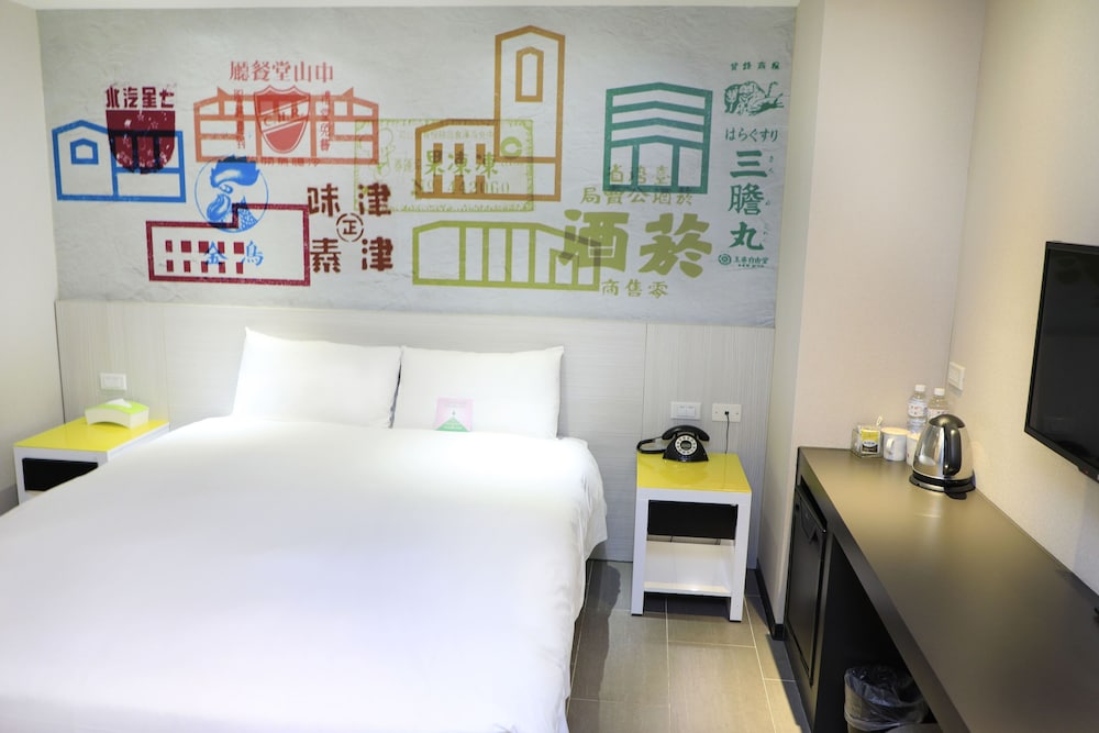 Economy Twin Room, No Windows photo 1
