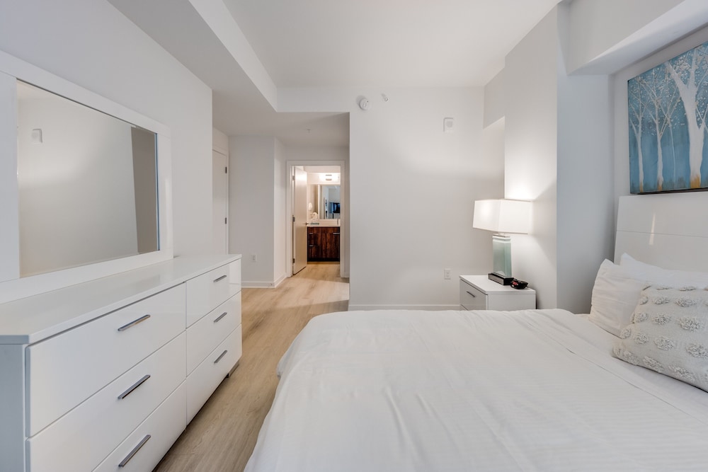 Luxury Apartment, 2 Bedrooms (Room décor/layout/colors vary by unit) - Photo 2