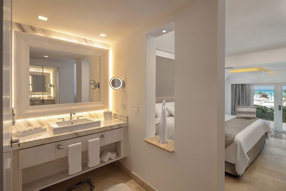 Royale Walk Out Suite - Photo 7