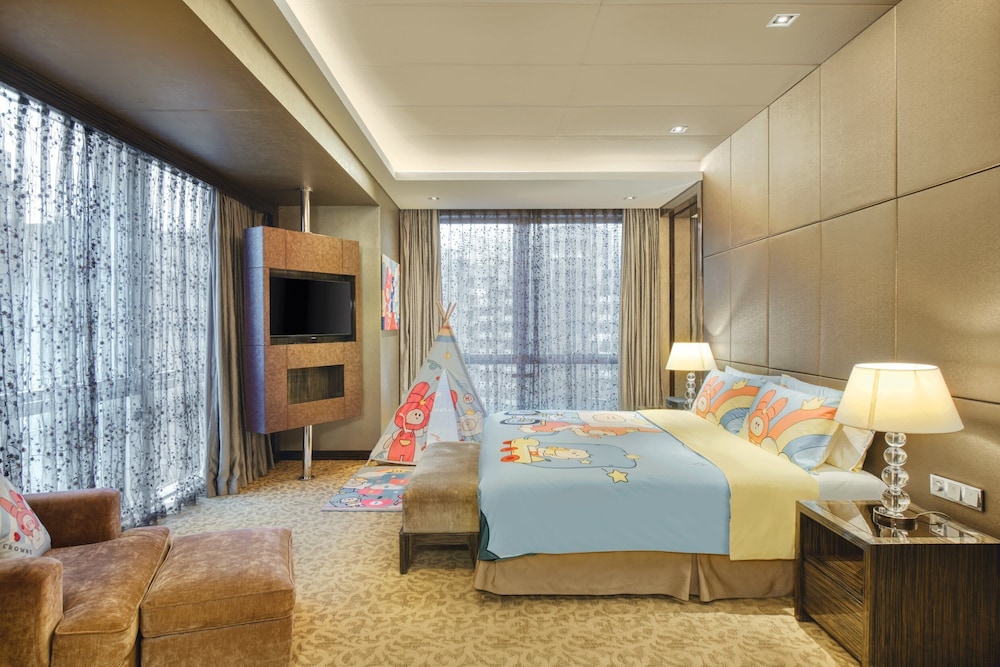 Junior Suite, 1 King Bed, Club Lounge Access (Kids Theme) - Photo 8