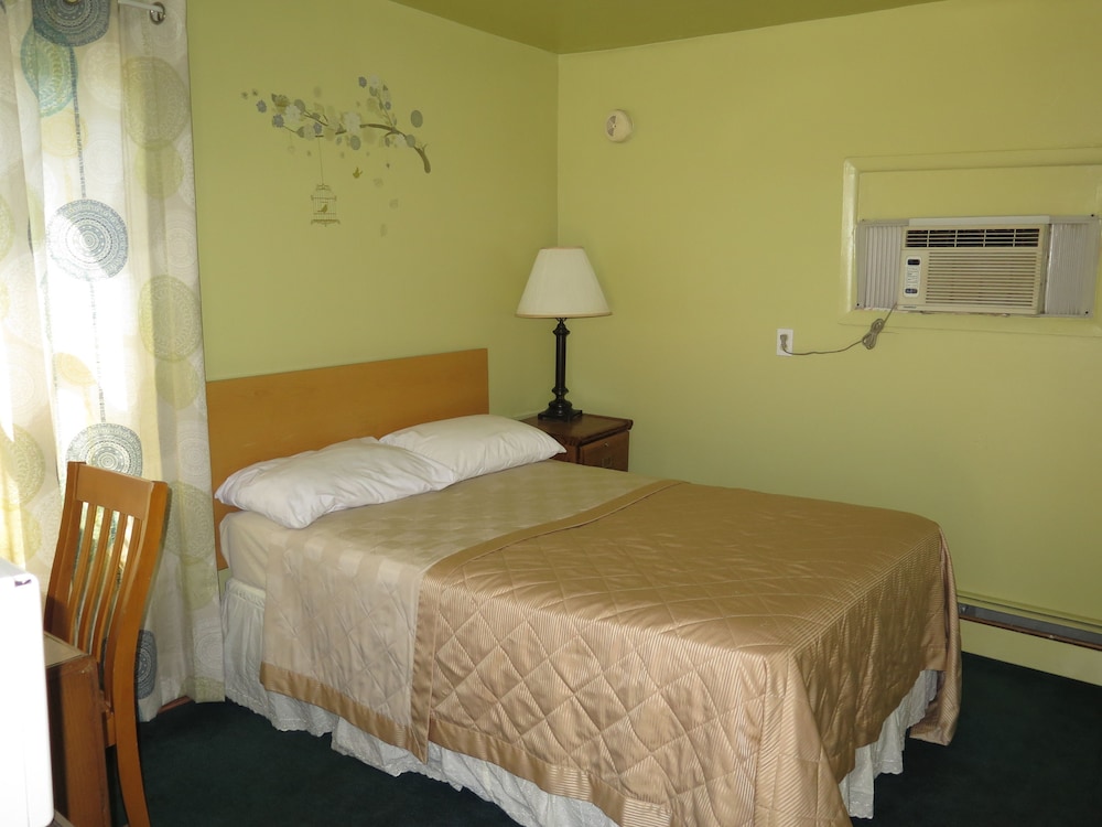 Economy Room, 1 Queen Bed, Accessible, Ground Floor photo 1