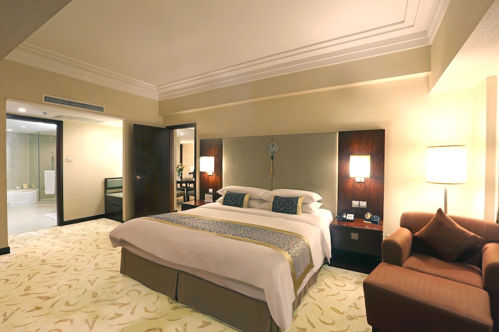 Executive Suite, 1 King Bed - Photo 2