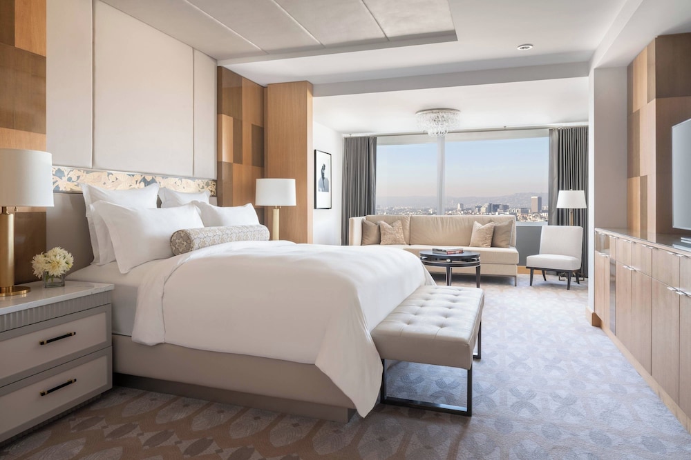 Deluxe Room, 1 King Bed, City View photo 2