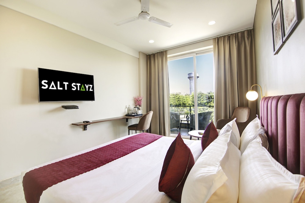 Superior Room with Balcony - Photo 2