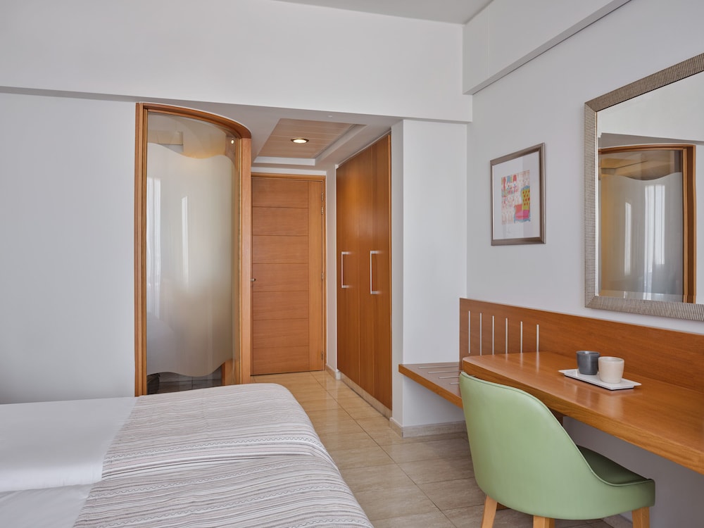 Double Room Pool View - Photo 1