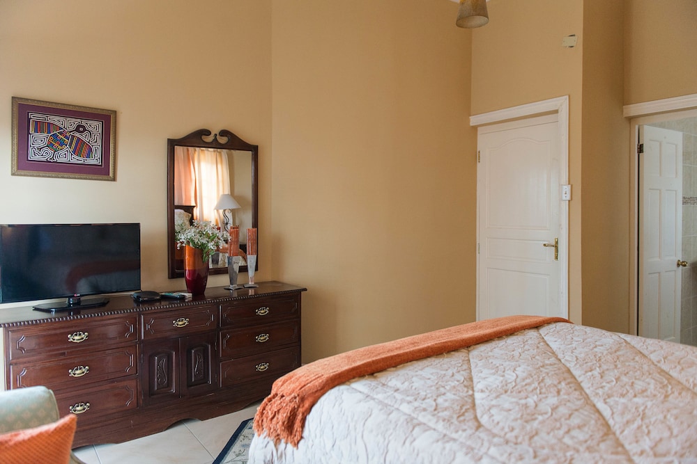 Room, 1 Queen Bed, Balcony, Ocean View (Orange Room) photo 2