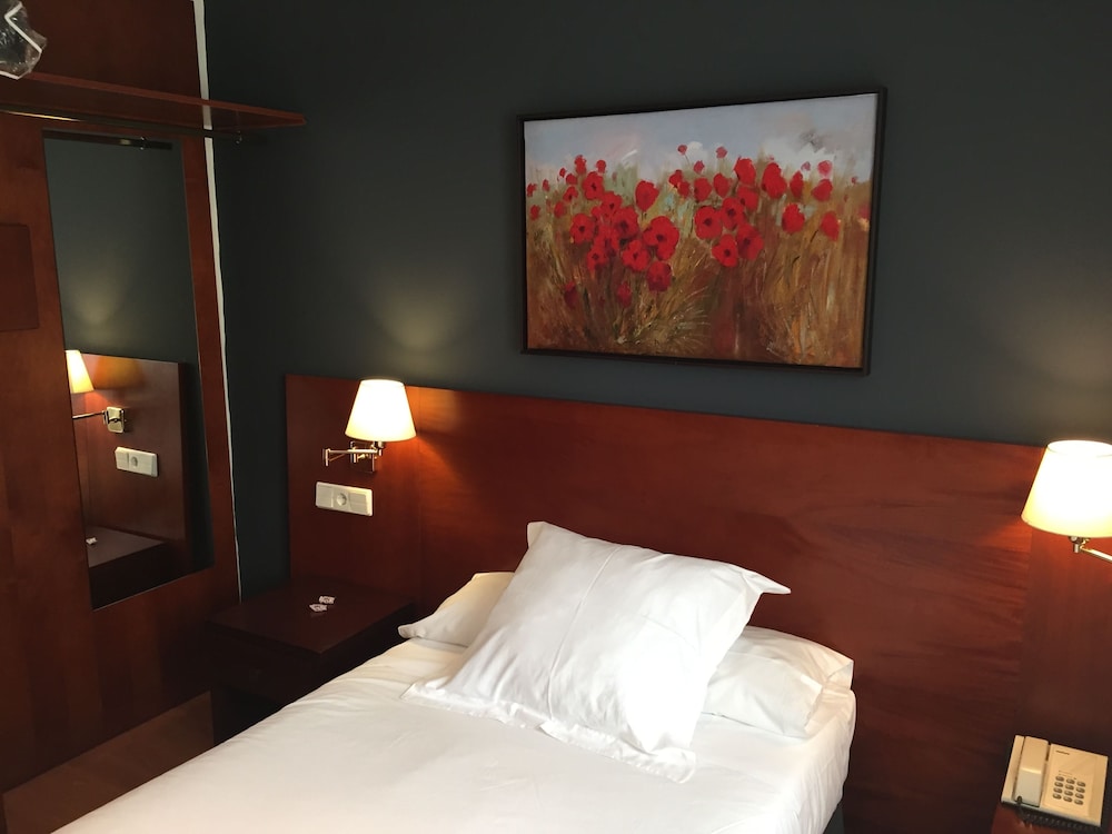 Room - Photo 3