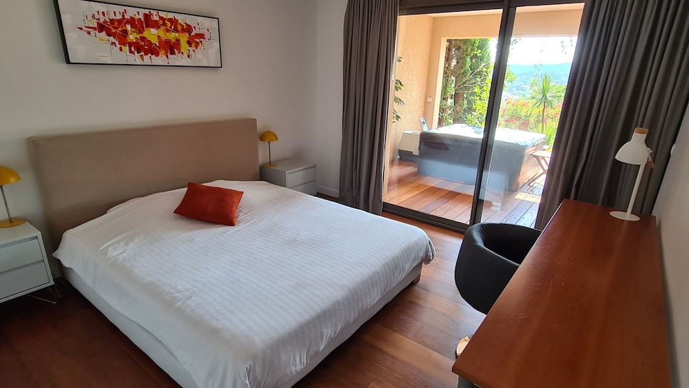 Exclusive Suite, Ensuite, Sea View photo 2
