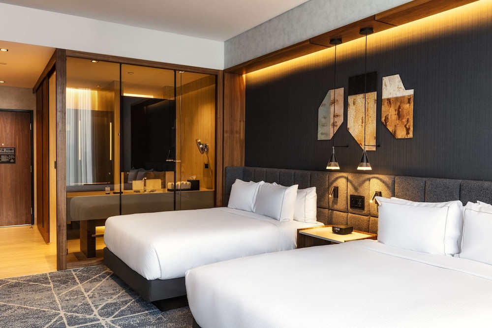 Room, 2 Queen Beds - Photo 9