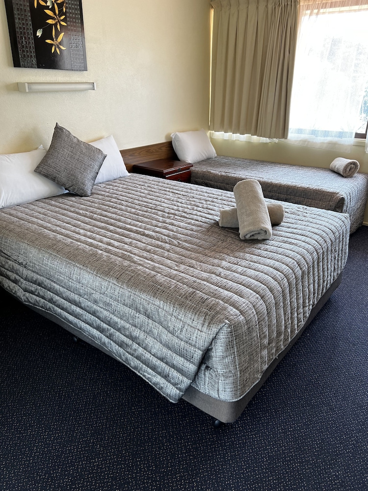 Standard Twin Room, Multiple Beds, Non Smoking (Queen Single Studio) photo 1