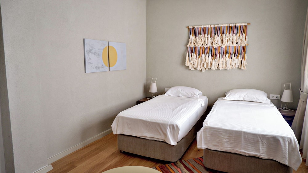 Deluxe Twin Room, Multiple Beds - Photo 11