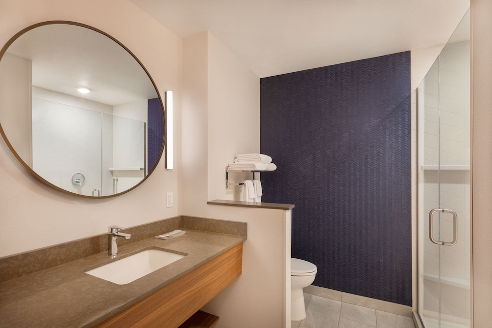 Room, 1 King Bed (Mobility/Hearing Accessible, Tub) photo 3