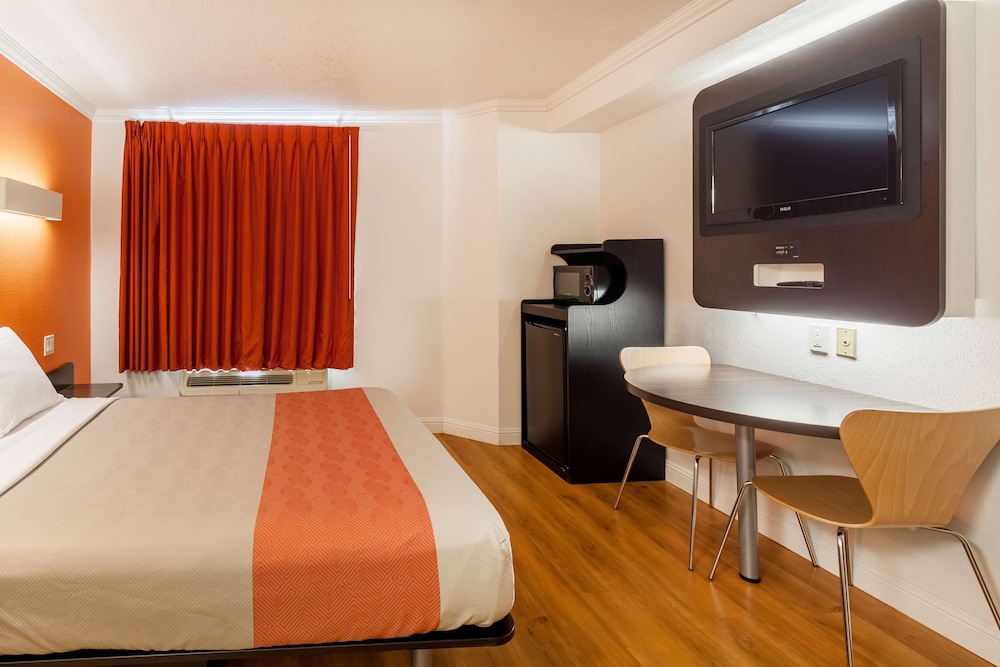 Standard Room, 1 Queen Bed, Non Smoking, Refrigerator & Microwave - Photo 3