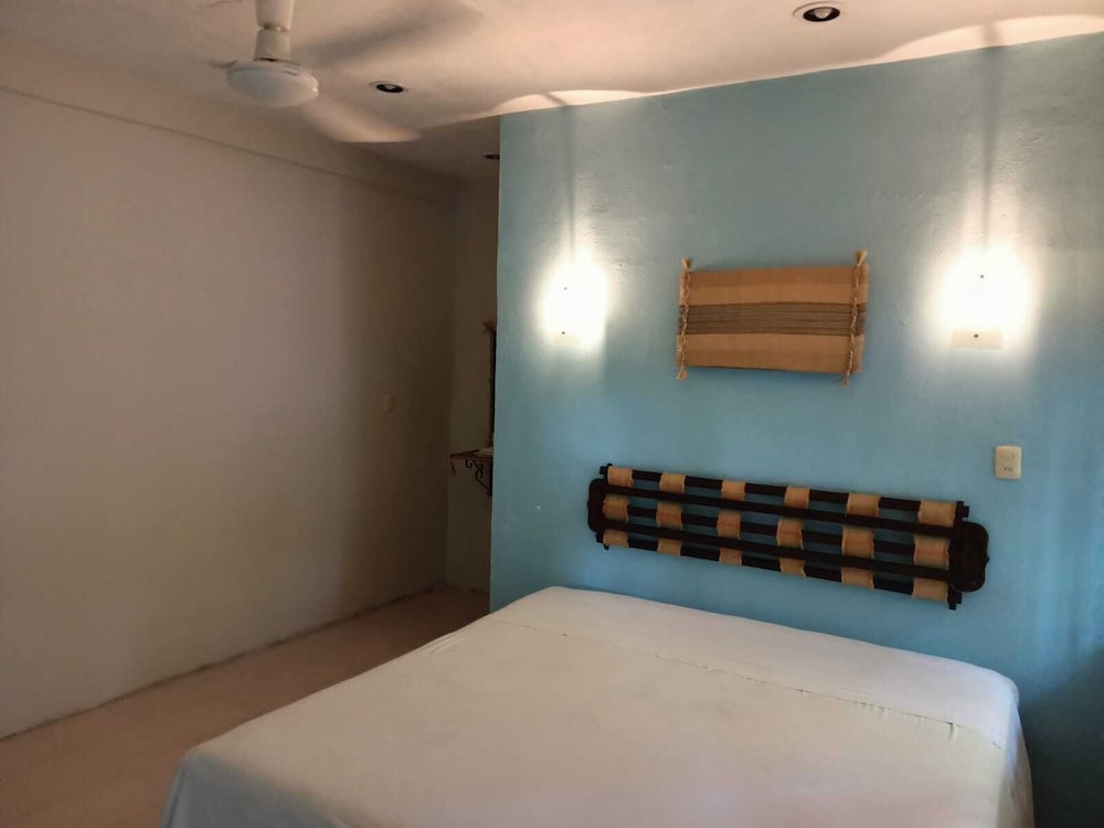 Standard Room, 1 King Bed photo 2