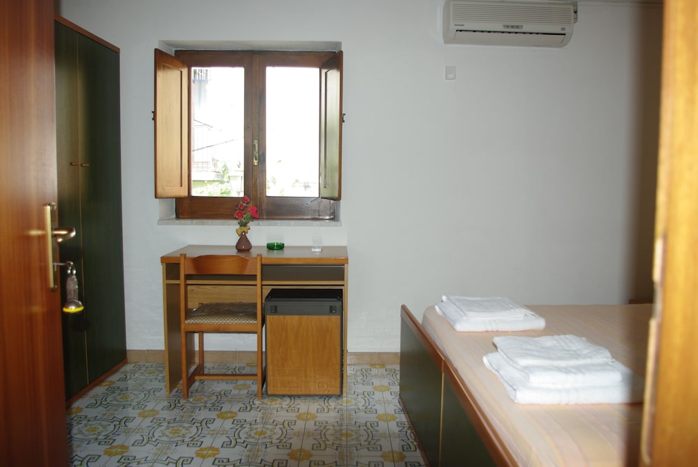 Classic Double or Twin Room photo 3