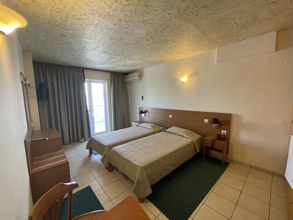 Standard Twin Room, 1 Double or 2 Twin Beds photo 1