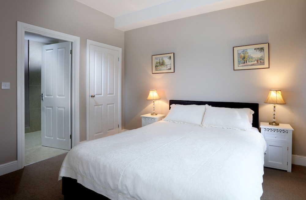 Standard Apartment, 1 Queen Bed, Kitchen, Courtyard View photo 3